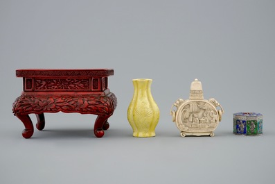 Un ensemble en &eacute;maille de Canton, un socle en laque, une bo&icirc;te en argent, une tabati&egrave;re en ivoire et un vase miniature, 19/20&egrave;me