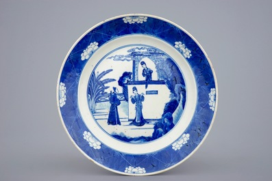 Un vase et une assiette en porcelaine de Chine bleu et blanc, 19&egrave;me