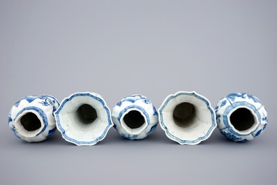 Een Chinees blauw-wit vijfdelig kaststel, Kangxi