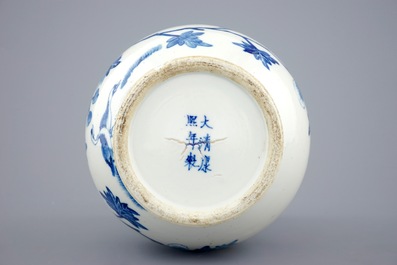 Een blauw-witte Chinese vaas met ruyi handvaten en een Kangxi-stijl bord, 19e eeuw