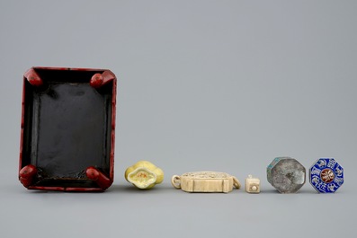 Un ensemble en &eacute;maille de Canton, un socle en laque, une bo&icirc;te en argent, une tabati&egrave;re en ivoire et un vase miniature, 19/20&egrave;me