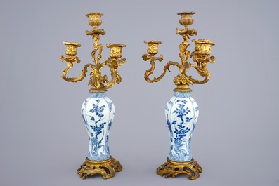 Een paar blauw-witte Chinese vazen met verguld bronzen montuur van kandelaars, Kangxi