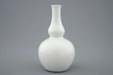 Un vase de forme double gourde en porcelaine blanc de Chine, Kangxi/Yongzhen