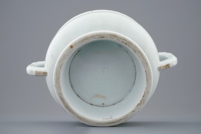 Un br&ucirc;le-parfum en porcelaine blanc de Chine de Dehua &agrave; d&eacute;cor appliqu&eacute; et grav&eacute;, Kangxi