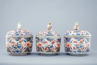 A set of 3 round Japanese Imari boxes and covers, 18th C.