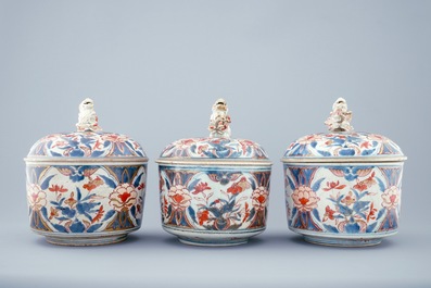 Een set van 3 ronde Japanse Imari dekseldozen, 18e eeuw