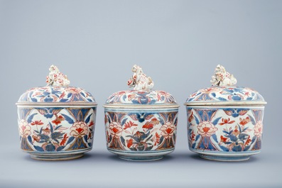 A set of 3 round Japanese Imari boxes and covers, 18th C.