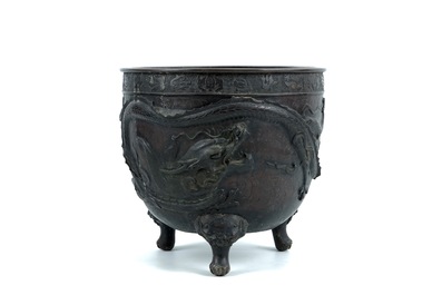 Een grote Japanse bronzen cachepot met reli&euml;fdecor van een draak en een phoenix, Meiji, 19e eeuw