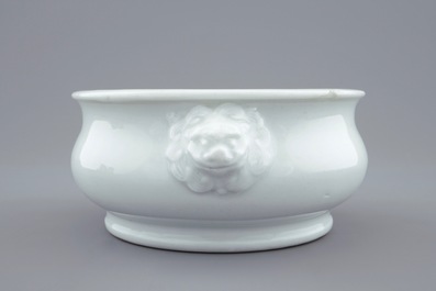 Een ronde blanc de Chine wierookbrander met leeuwenkoppen, 18e eeuw