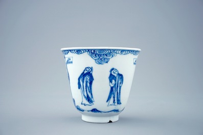 Une tasse et soucoupe en porcelaine de Chine bleu et blanc &agrave; d&eacute;cor de &quot;La crucifixion&quot;, Kangxi