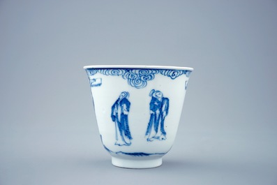 Une tasse et soucoupe en porcelaine de Chine bleu et blanc &agrave; d&eacute;cor de &quot;La crucifixion&quot;, Kangxi