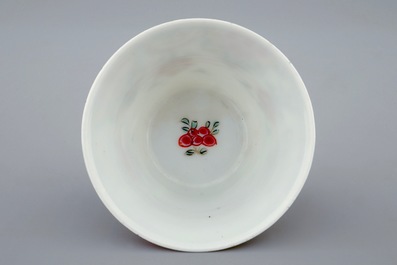 Une tasse et soucoupe en porcelaine de Chine famille rose, Yongzheng, 1723-1735