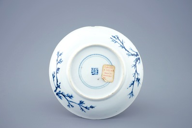 Une tasse et soucoupe en porcelaine de Chine bleu et blanc &agrave; d&eacute;cor de &quot;La crucifixion&quot;, Kangxi