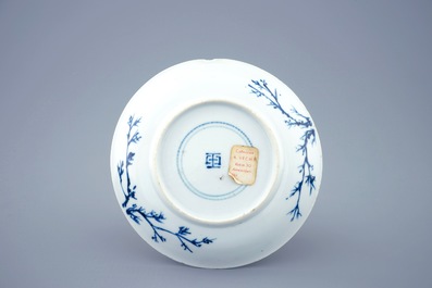 Een blauw-witte Chinese kop en schotel met &quot;De kruisiging&quot;, Kangxi