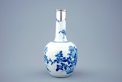 Een blauw-witte Chinese flesvormige vaas met zilveren montuur, Kangxi