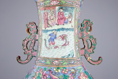 Een zeer grote Chinese famille rose vaas op blauwe fondkleur met een hofsc&egrave;ne, 19e eeuw