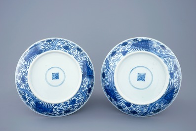 Een paar Chinese blauw-witte borden met phoenixen, Kangxi