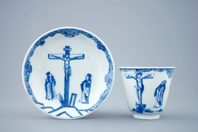 Een blauw-witte Chinese kop en schotel met &quot;De kruisiging&quot;, Kangxi