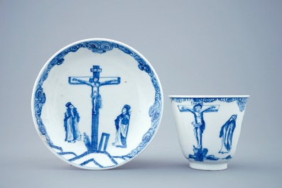 Une tasse et soucoupe en porcelaine de Chine bleu et blanc &agrave; d&eacute;cor de &quot;La crucifixion&quot;, Kangxi