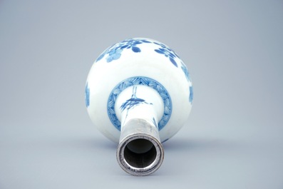 Een blauw-witte Chinese flesvormige vaas met zilveren montuur, Kangxi