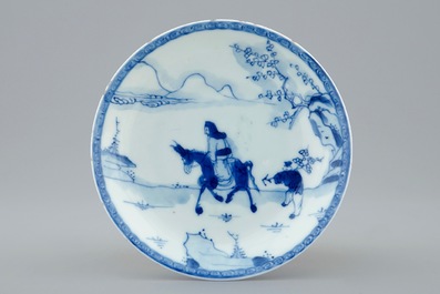 Een Chinese blauw-witte kop en schotel met een wijze op een ezel, Kangxi