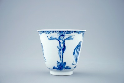 Een blauw-witte Chinese kop en schotel met &quot;De kruisiging&quot;, Kangxi