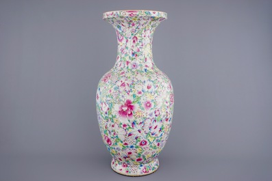 Un tr&egrave;s grand vase en porcelaine de Chine famille rose &agrave; d&eacute;cor millefleurs, 19&egrave;me