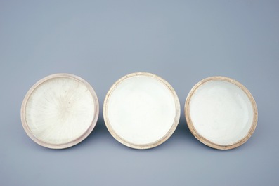 Een set van 3 ronde Japanse Imari dekseldozen, 18e eeuw