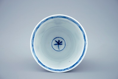 Een blauw-witte Chinese kop en schotel met &quot;De kruisiging&quot;, Kangxi