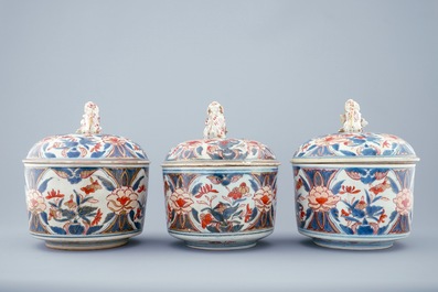 A set of 3 round Japanese Imari boxes and covers, 18th C.
