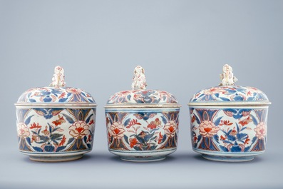 Een set van 3 ronde Japanse Imari dekseldozen, 18e eeuw