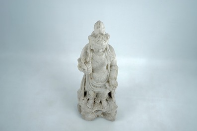 Een Chinese figuur van een vrouwelijke onsterfelijke in wit marmer