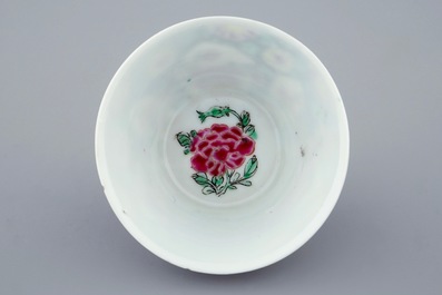 Une tasse et soucoupe en porcelaine de Chine famille noire, Yongzheng, 1723-1735