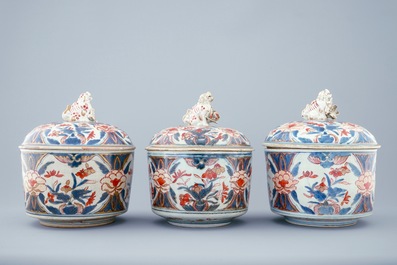 A set of 3 round Japanese Imari boxes and covers, 18th C.