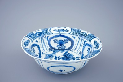 A blue and white Chinese kraak porcelain klapmuts bowl, Wanli, 1573-1619