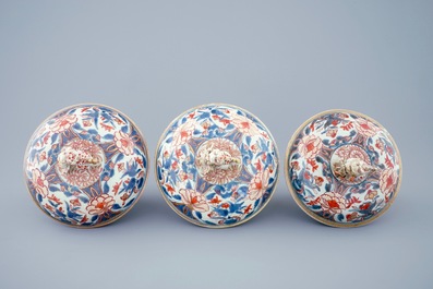 Een set van 3 ronde Japanse Imari dekseldozen, 18e eeuw