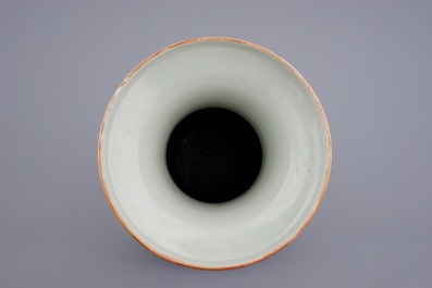 Un tr&egrave;s grand vase en porcelaine de Chine famille rose &agrave; d&eacute;cor millefleurs, 19&egrave;me