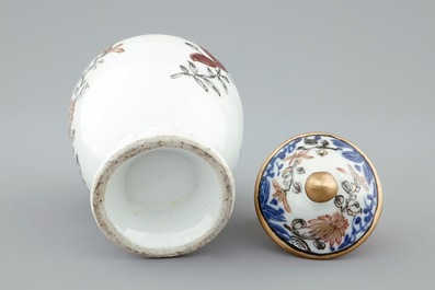 A Chinese grisaille export tea caddy and cover with floral design, Yongzheng/Qianlong
