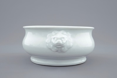Un br&ucirc;le-parfum en porcelaine blanc de Chine aux t&ecirc;tes de lions, 18&egrave;me