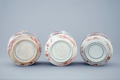 Een set van 3 ronde Japanse Imari dekseldozen, 18e eeuw