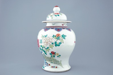 Un vase et son couvercle en porcelaine de Chine famille rose aux oiseaux, 19&egrave;m