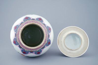 Un vase et son couvercle en porcelaine de Chine famille rose aux oiseaux, 19&egrave;m