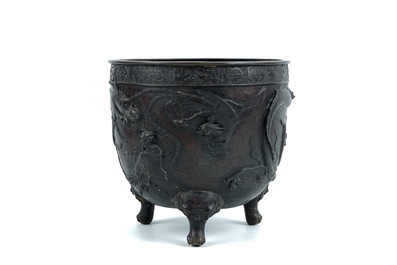 Een grote Japanse bronzen cachepot met reli&euml;fdecor van een draak en een phoenix, Meiji, 19e eeuw