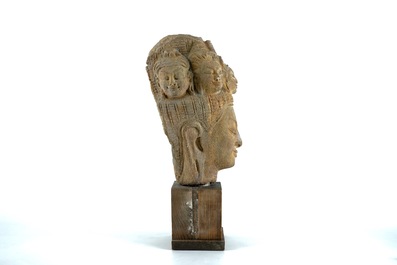 Een Sino-Tibetaans hoofd van Avalokiteshvara in gesculpteerde steen