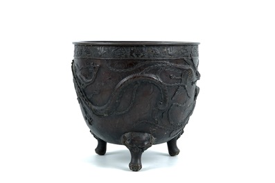 Een grote Japanse bronzen cachepot met reli&euml;fdecor van een draak en een phoenix, Meiji, 19e eeuw