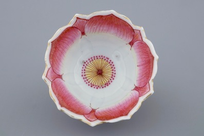 Une tasse et soucoupe en forme de lotus en porcelaine de Chine famille rose, Yongzheng, 1723-1735