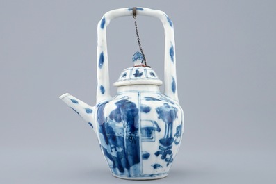Een Chinese blauw-witte theepot met hoog handvat, Kangxi