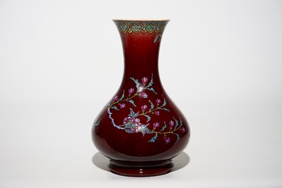 Een Chinese langyao yuhuchunping vaas met overglazuur decor, 18/19e eeuw