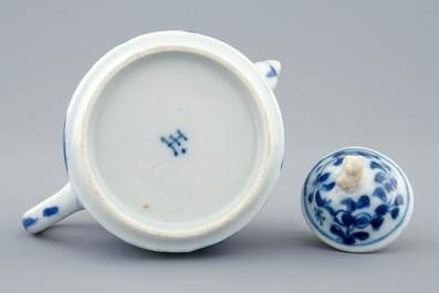 Une th&eacute;i&egrave;re en porcelaine de Chine bleu et blanc moul&eacute;e en forme de lotus, Kangxi