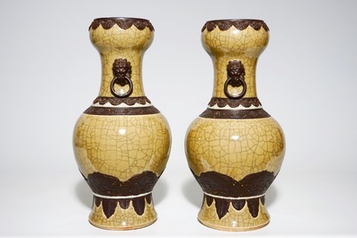 Une paire de vases en porcelaine de Chine craquel&eacute; sur fond caf&eacute; au lait, Nankin, 19&egrave;me